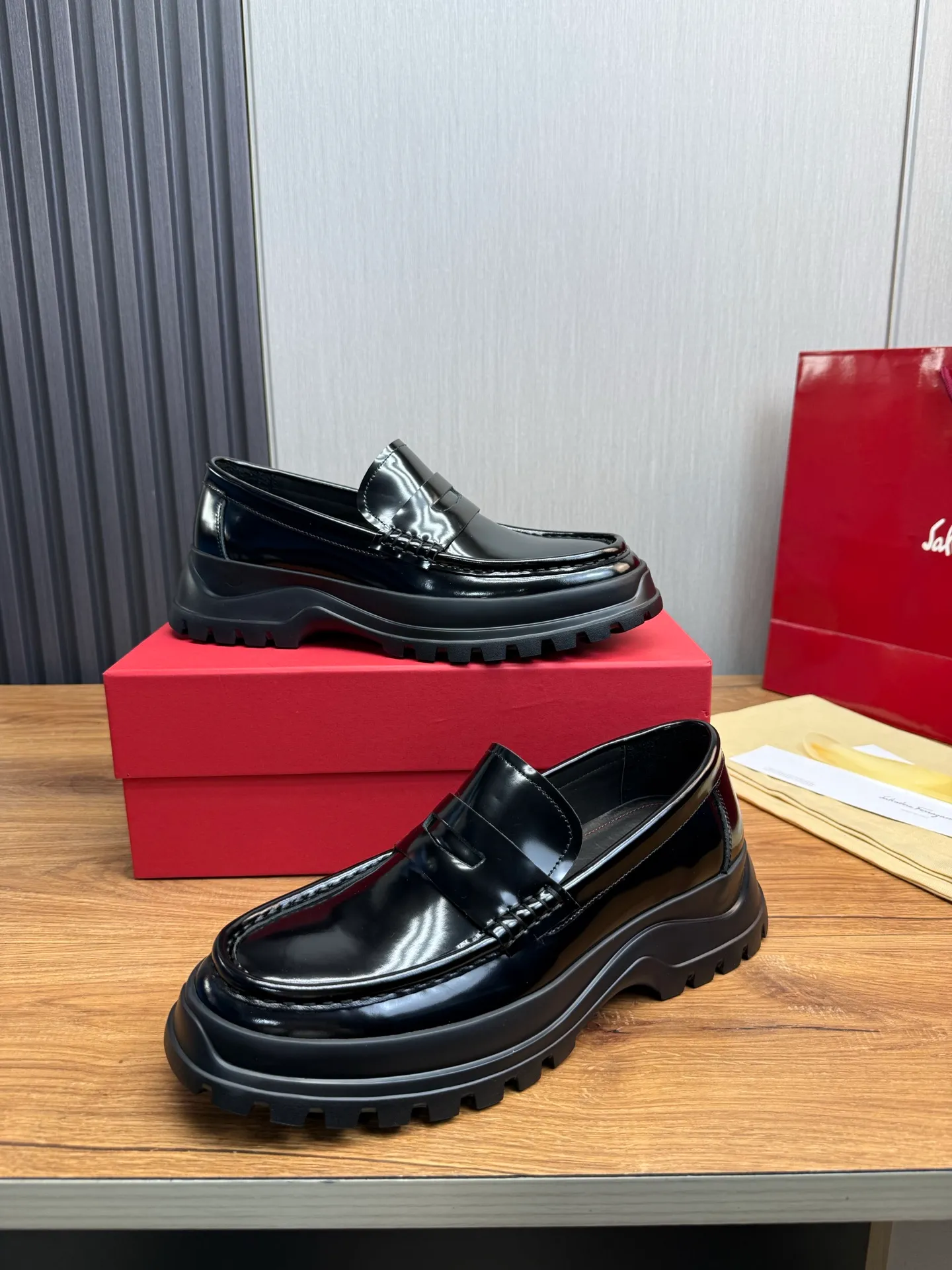 Men's shoes 💰880💰 Ferragamo. [Ferragamo] Men's Loaf leather shoes, the latest hot style, 1:1 original purchase quality, top quality, imported open-edge beaded cowhide leather on the upper, hand-made three-dimensional stitching highlights the round toe design, the inner feet are made of imported cowhide, with original wear-resistant rubber outsole, matching code 39-44, (38, 45 custom-made, non-refundable)